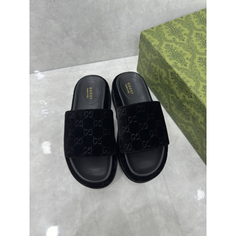 G*u*i slippers
